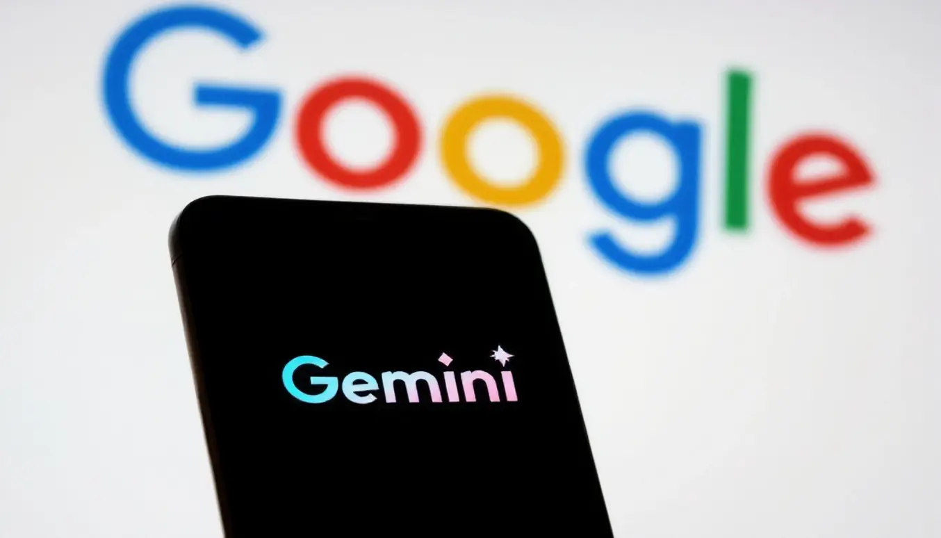 Logo de Gemini sur un smartphone devant le symbole coloré de Google, représentant l'innovation technologique.
