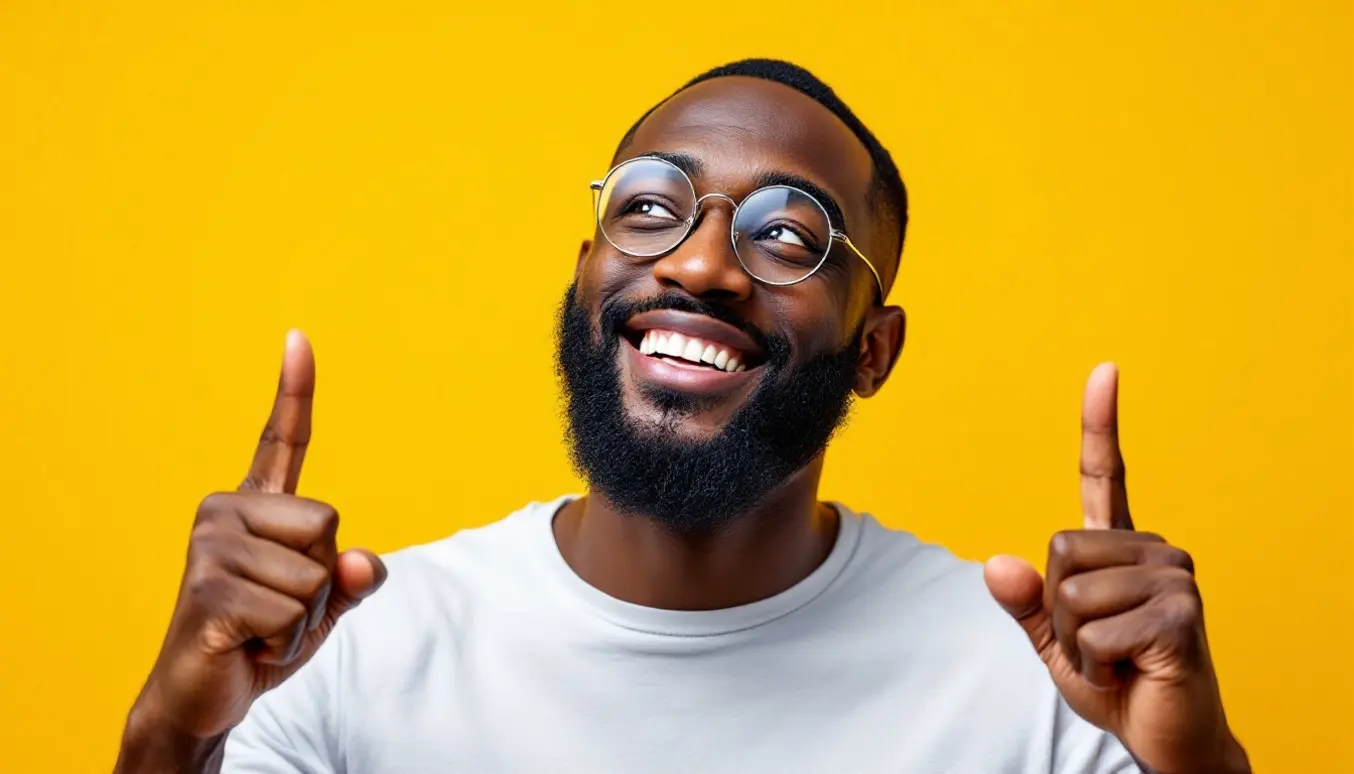 Homme souriant avec lunettes, indiquant vers le haut sur un fond jaune vif, exprimant joie et positivité.