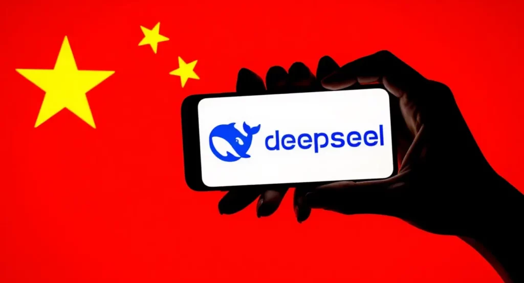 Main tenant un smartphone affichant le logo "deepseel" sur fond rouge et étoiles jaunes, évoquant la Chine.