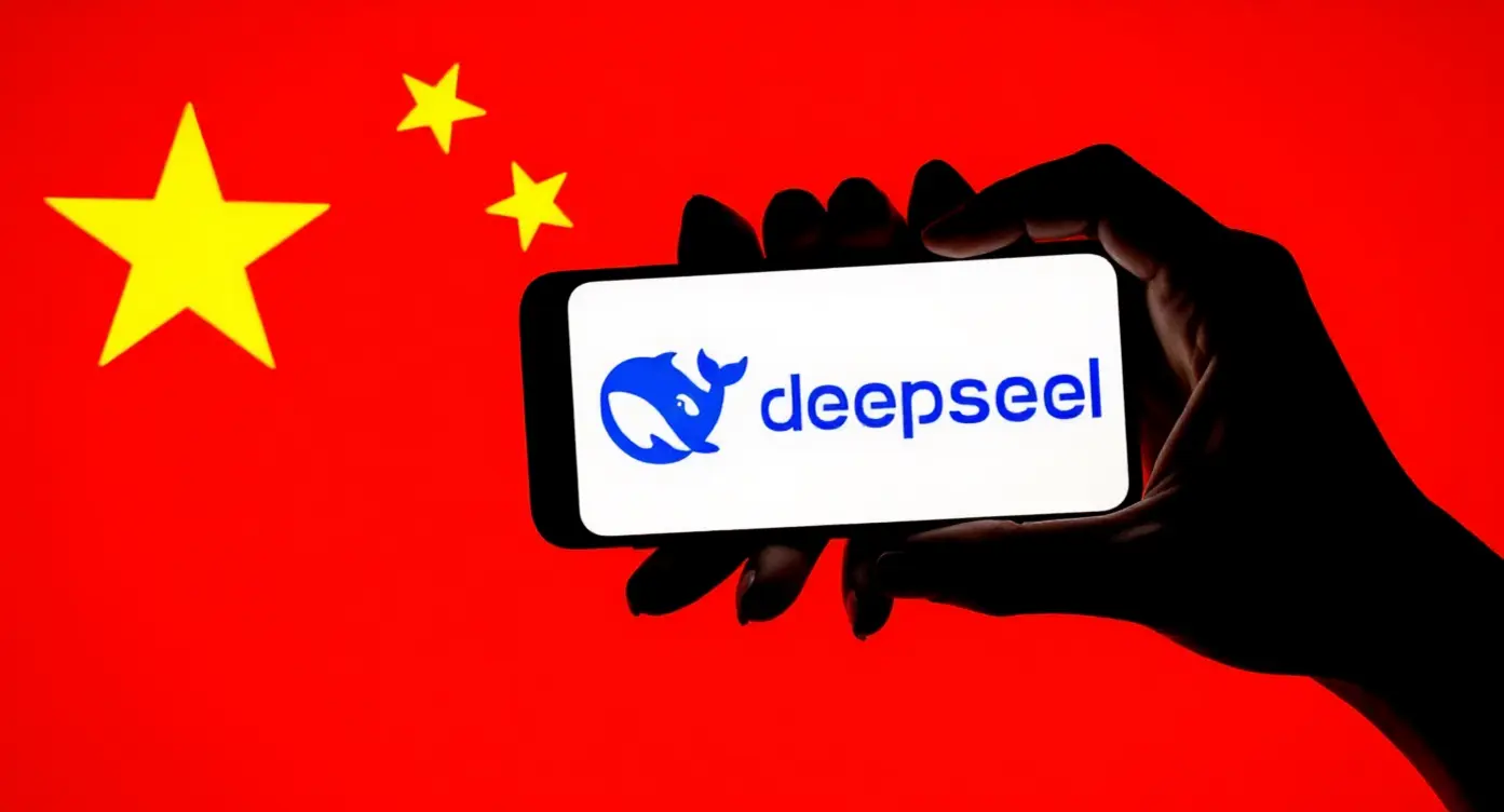 Main tenant un smartphone affichant le logo "deepseel" sur fond rouge et étoiles jaunes, évoquant la Chine.
