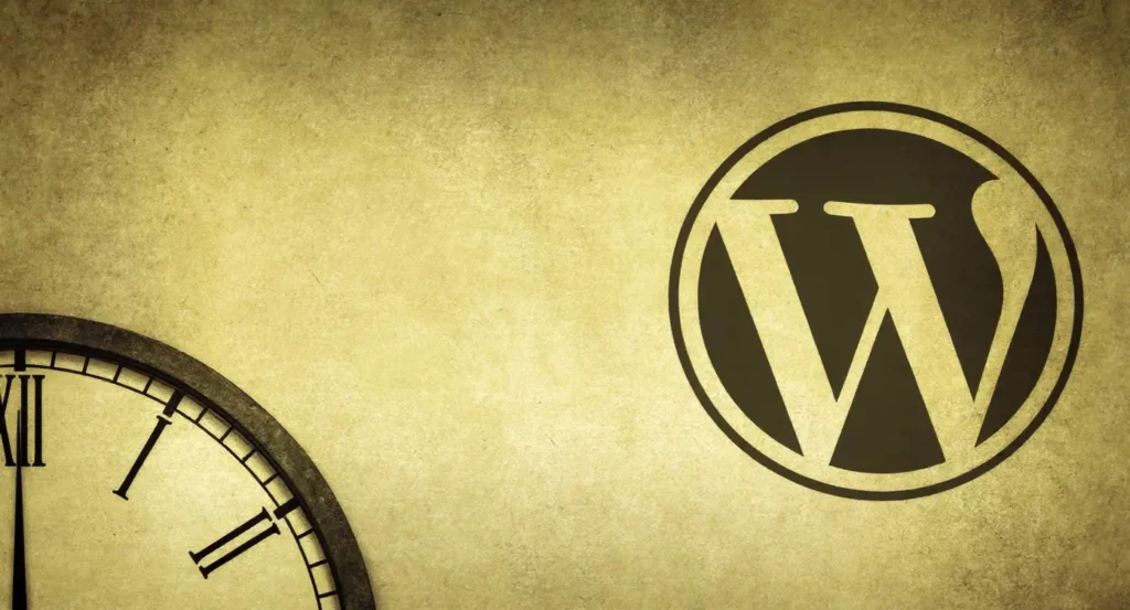 Horloge vintage avec le logo WordPress sur fond beige granuleux.