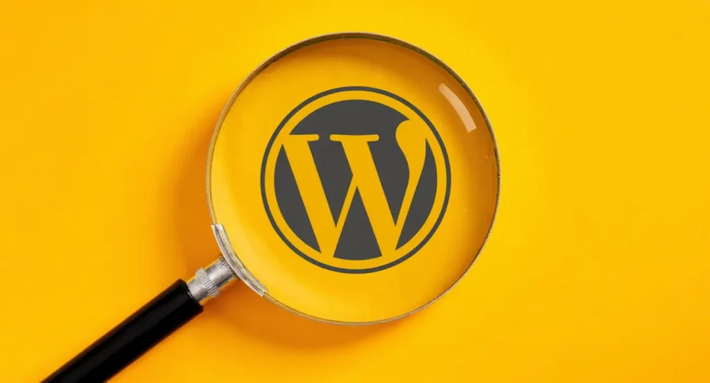 Logo de WordPress agrandi sous une loupe sur fond jaune vif, symbolisant la recherche et l'optimisation web.