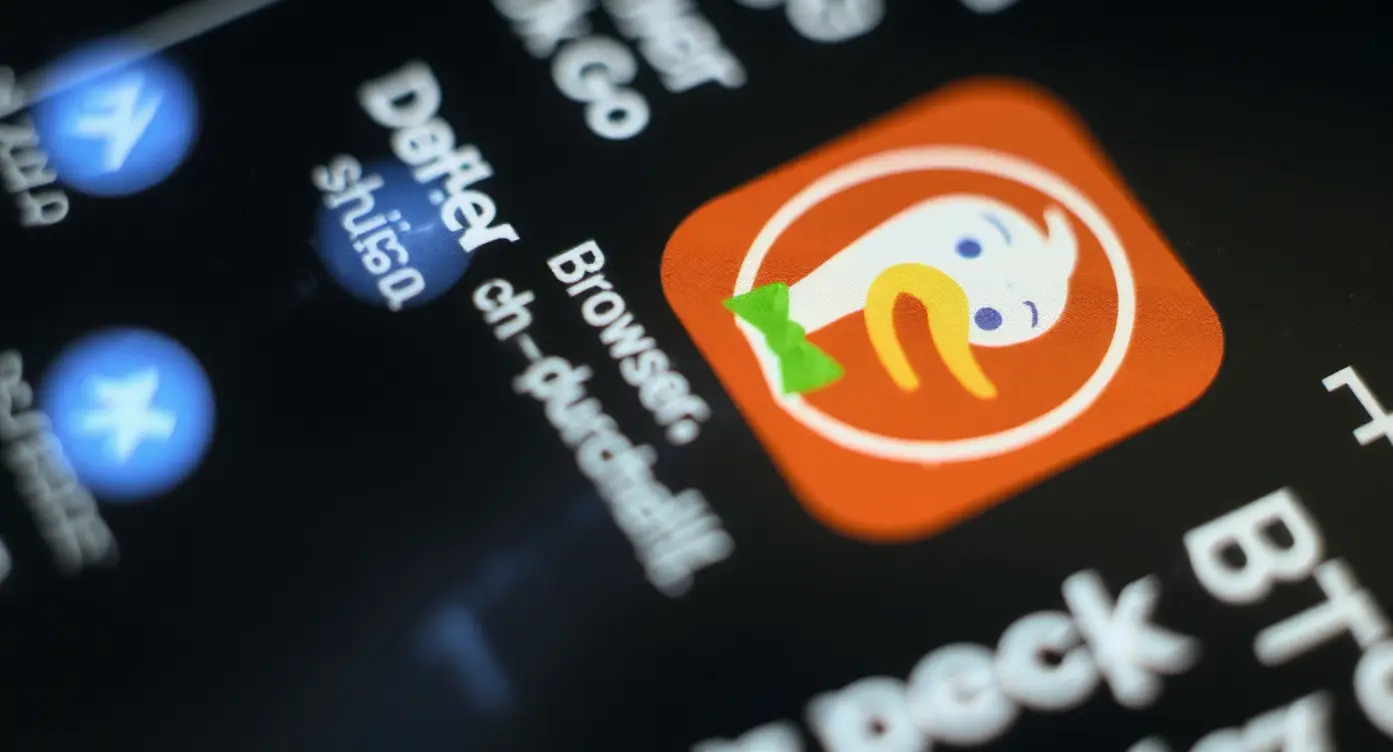 Icône de l'application DuckDuckGo Browser avec un canard et un nœud papillon sur un écran noir.