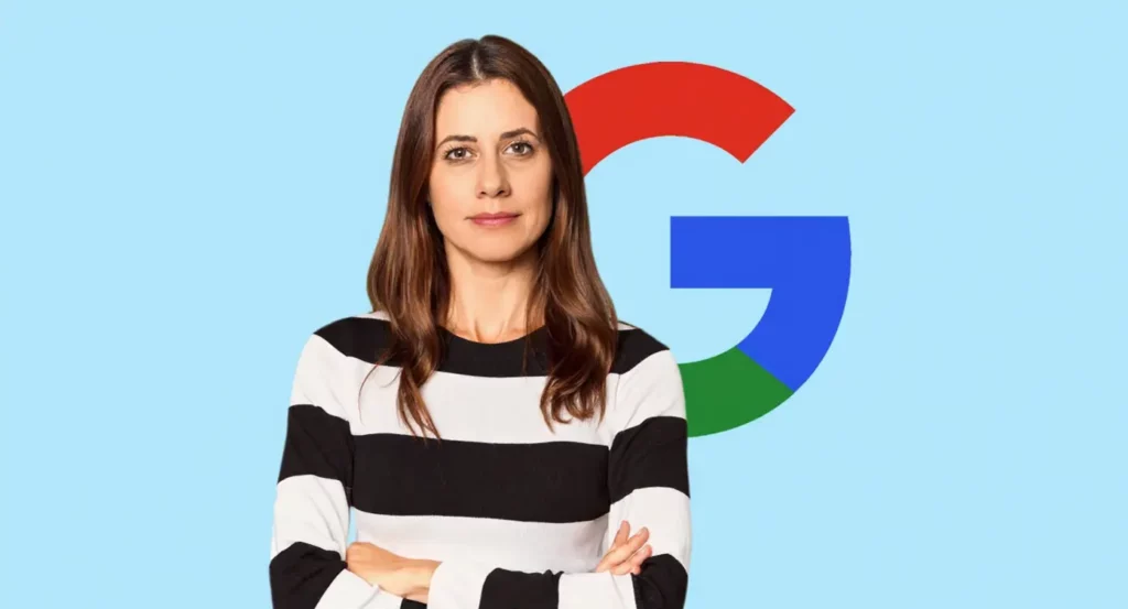 Femme souriante aux cheveux longs, portant un pull rayé noir et blanc, avec le logo Google en arrière-plan.