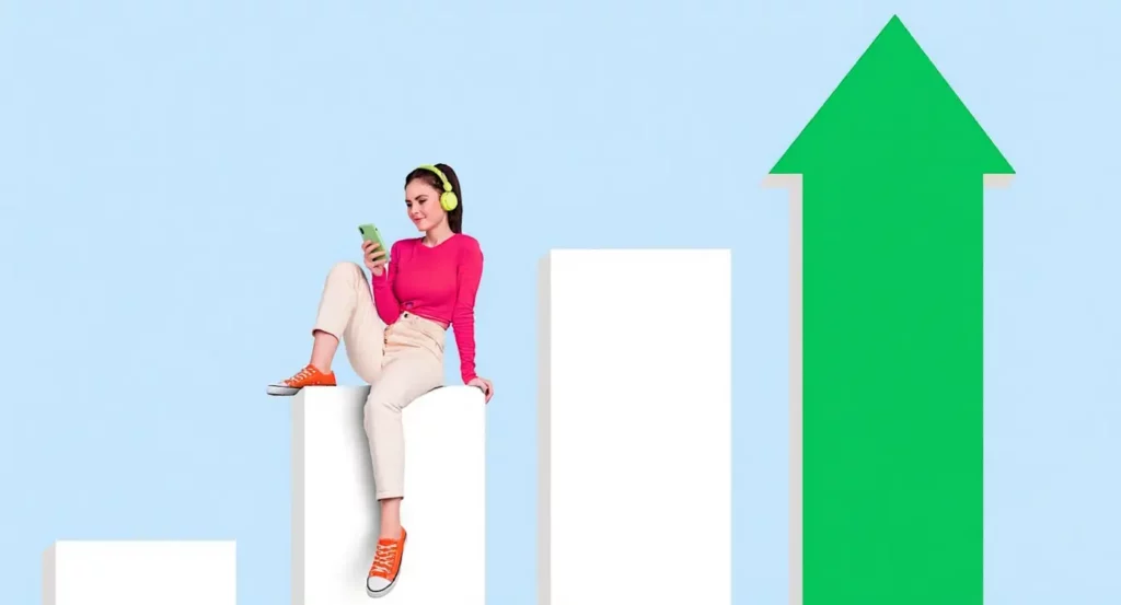 Femme assise sur un graphique de croissance, utilisant un smartphone, avec des écouteurs et un fond bleu clair.