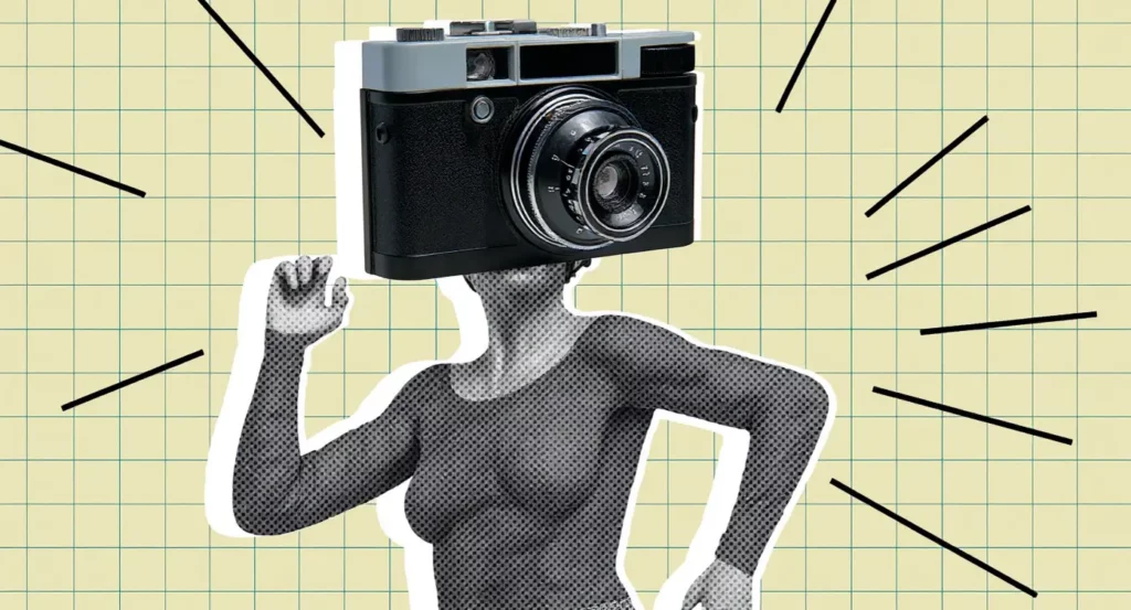 Un corps avec une tête de caméra vintage sur un fond à carreaux jaune, symbolisant la créativité photographique.
