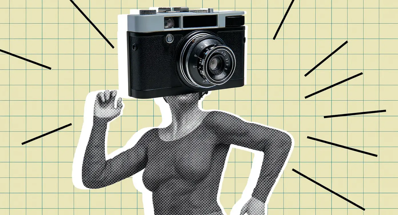 Un corps avec une tête de caméra vintage sur un fond à carreaux jaune, symbolisant la créativité photographique.