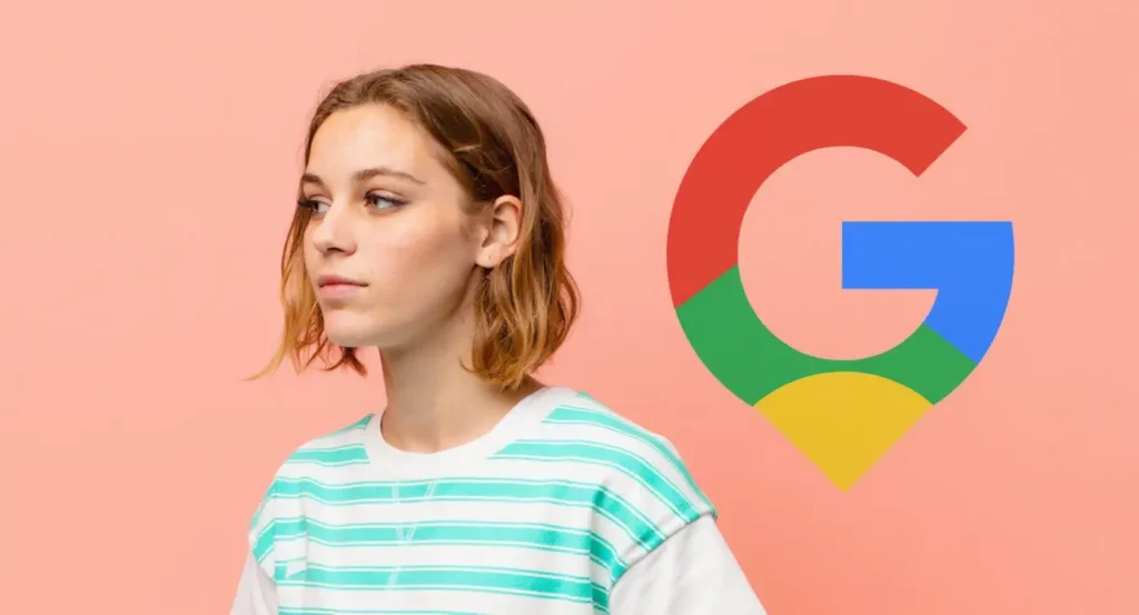 Femme aux cheveux mi-longs portant un t-shirt rayé, avec le logo Google en arrière-plan sur fond rose.