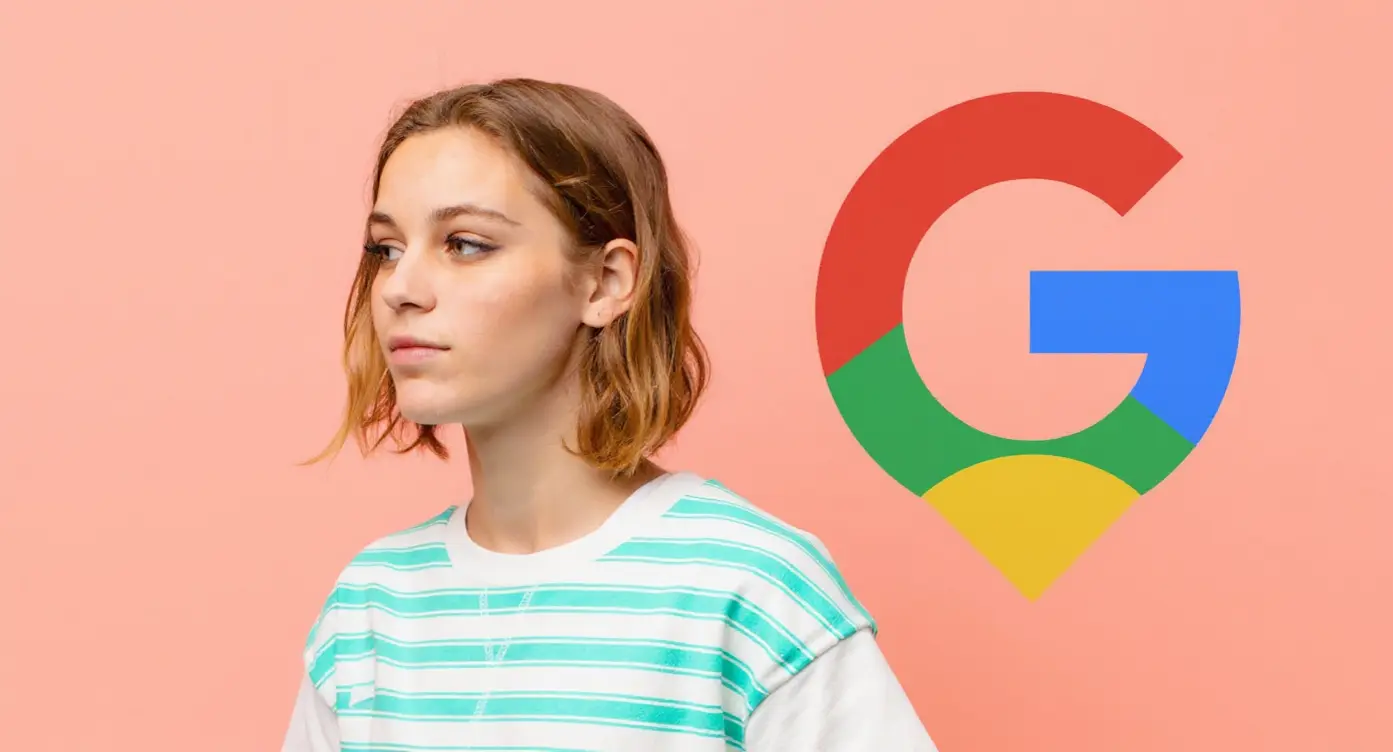 Femme aux cheveux mi-longs portant un t-shirt rayé, avec le logo Google en arrière-plan sur fond rose.