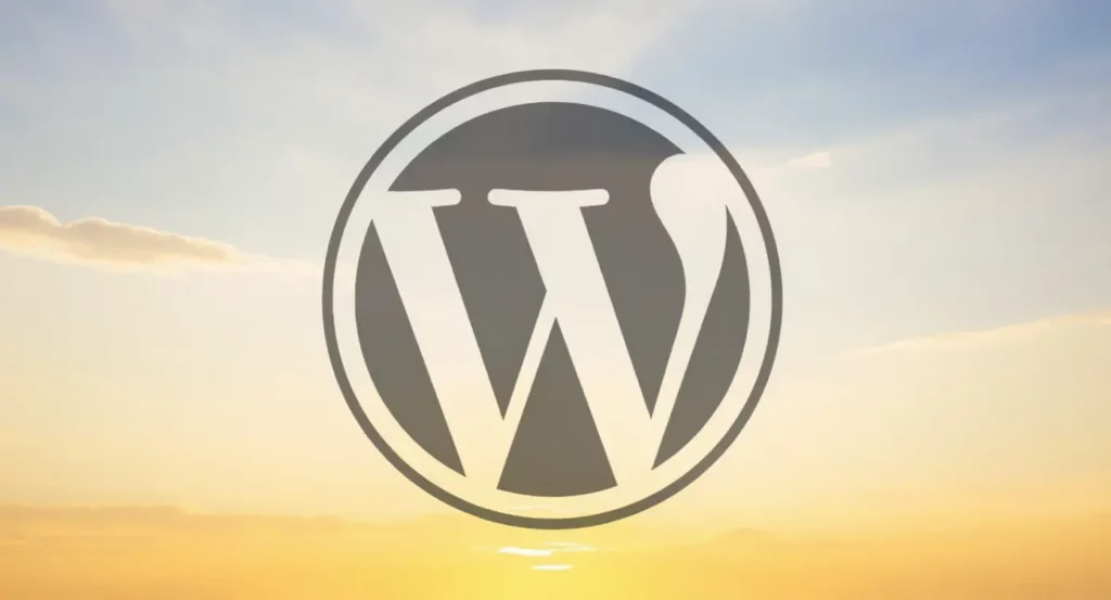 Logo de WordPress sur fond de ciel lumineux et nuages, symbole de création de sites web.