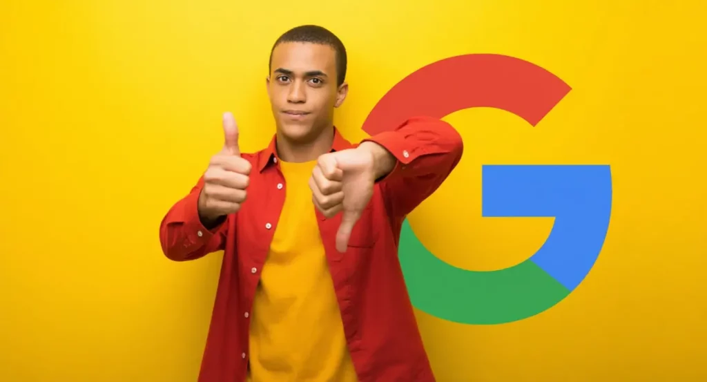 Un jeune homme fait un geste de critique avec un pouce vers le bas devant un logo Google sur fond jaune.