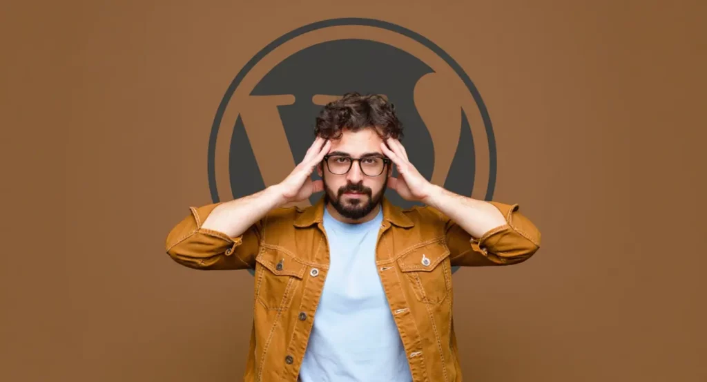 Homme avec lunettes se tient la tête, affichant une expression de frustration, fond couleur marron.