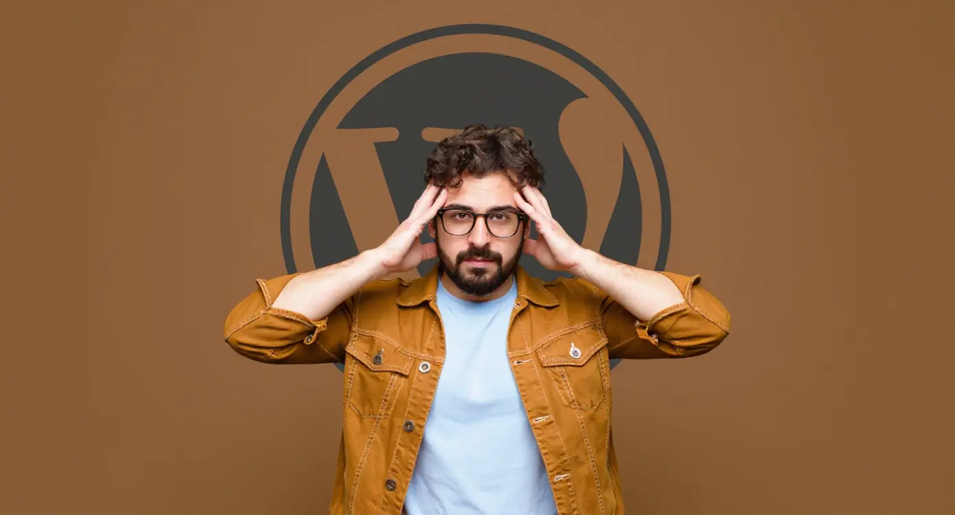 Homme avec lunettes se tient la tête, affichant une expression de frustration, fond couleur marron.