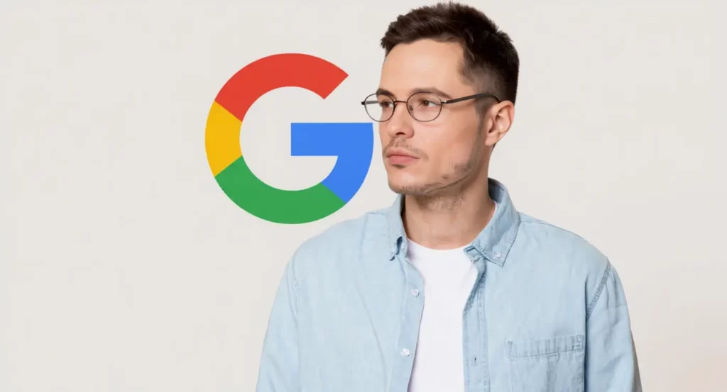 Homme avec des lunettes, portant une chemise en jean, devant le logo de Google sur fond clair.