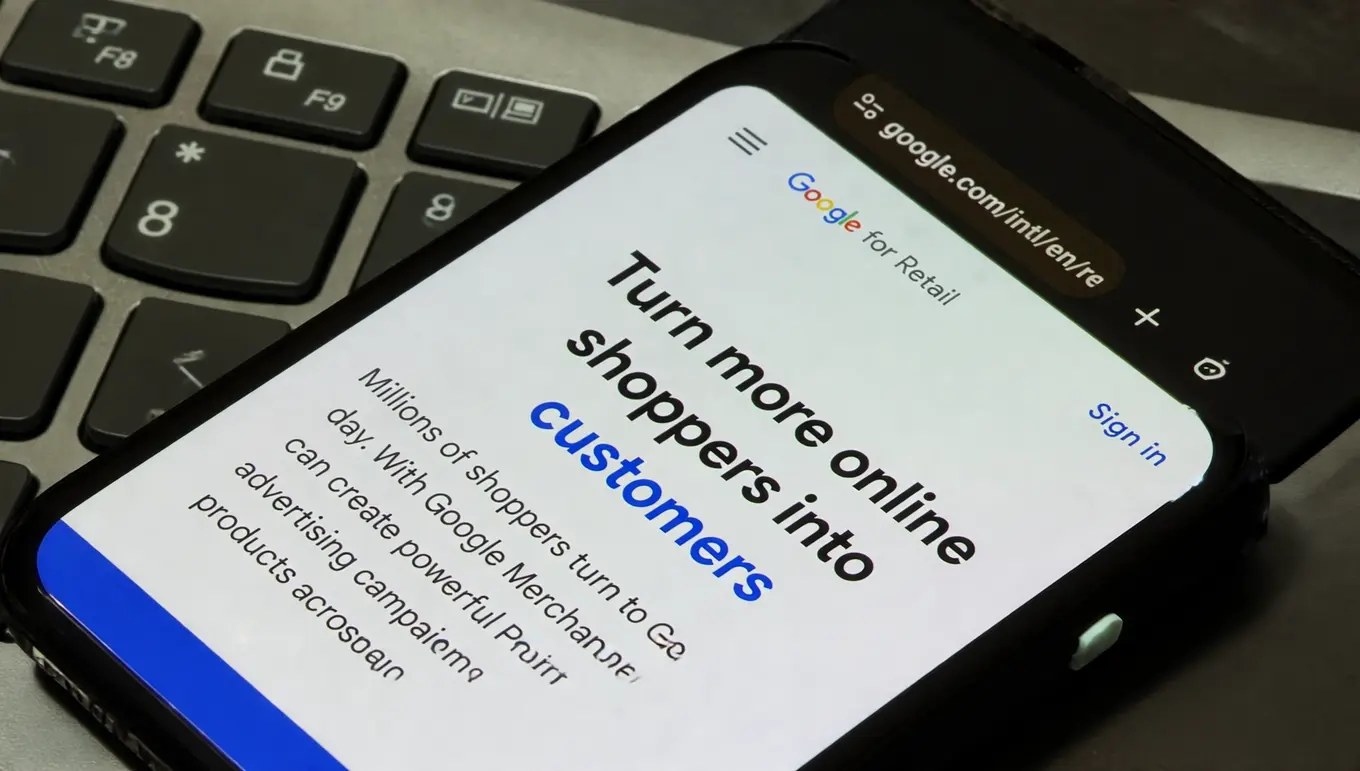 Texte sur un smartphone affichant un article sur Google pour le retail, axé sur la conversion des acheteurs en clients.