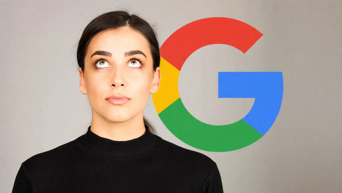 Femme regardant vers le haut devant le logo coloré de Google sur un fond neutre.