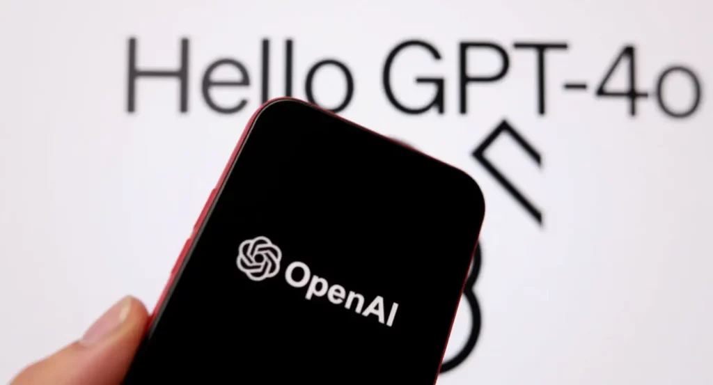 Smartphone présentant le logo d'OpenAI devant un fond avec le texte "Hello GPT-40".