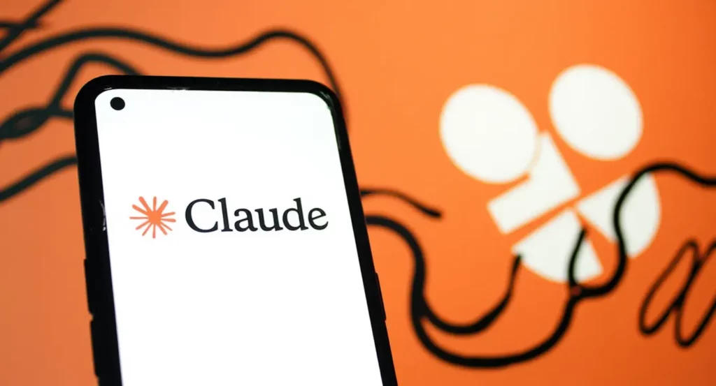 Logo de Claude sur un smartphone devant un fond orange avec des motifs abstraits.
