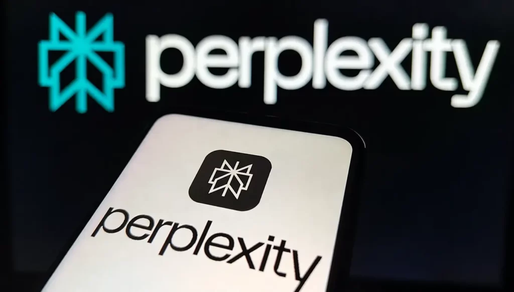 Logo de Perplexity sur un écran de smartphone, avec un fond noir et le nom Perplexity visible en arrière-plan.