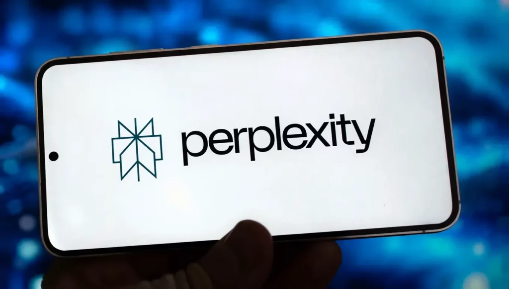 Logo de Perplexity affiché sur un smartphone avec un fond bleu illuminé.