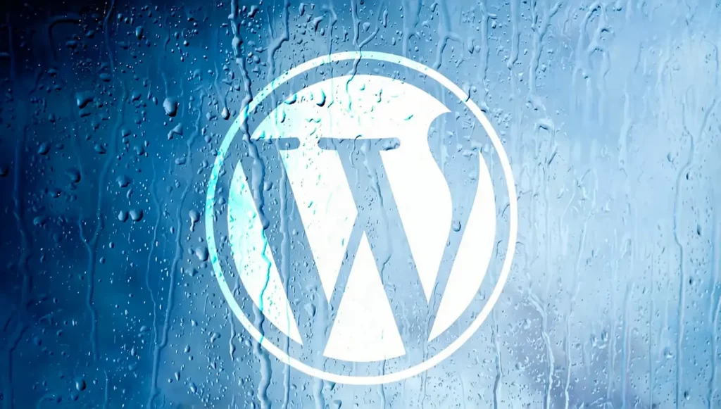 Logo de WordPress sur un fond bleu avec des gouttelettes d'eau sur une surface reflet.