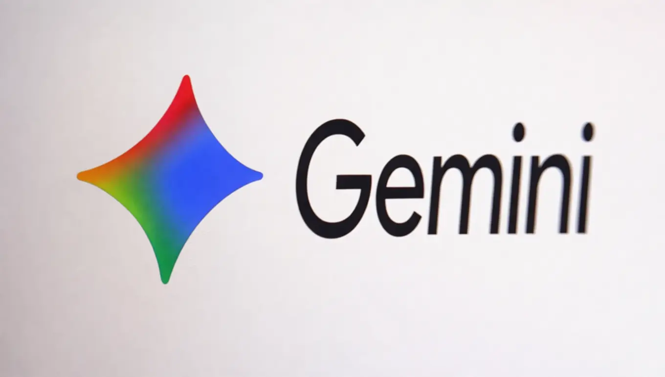 Logo de Gemini avec un symbole coloré en forme de diamant et le nom "Gemini" en noir sur fond blanc.
