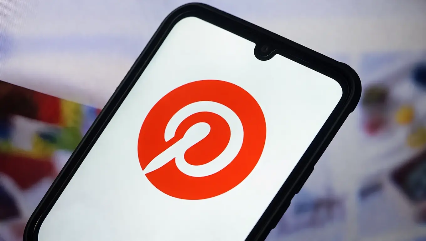 Logo de Pinterest affiché sur l'écran d'un smartphone, symbole de partage d'idées et d'inspiration visuelle.