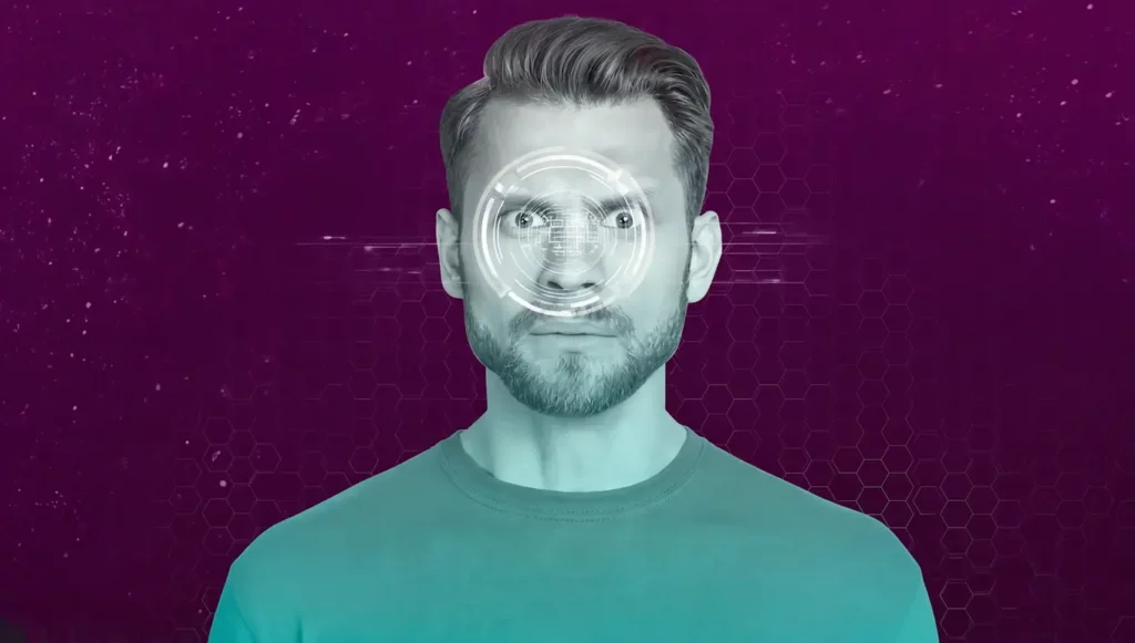 Homme avec un visage digital futuriste, des effets graphiques et un fond violet avec des motifs hexagonaux.