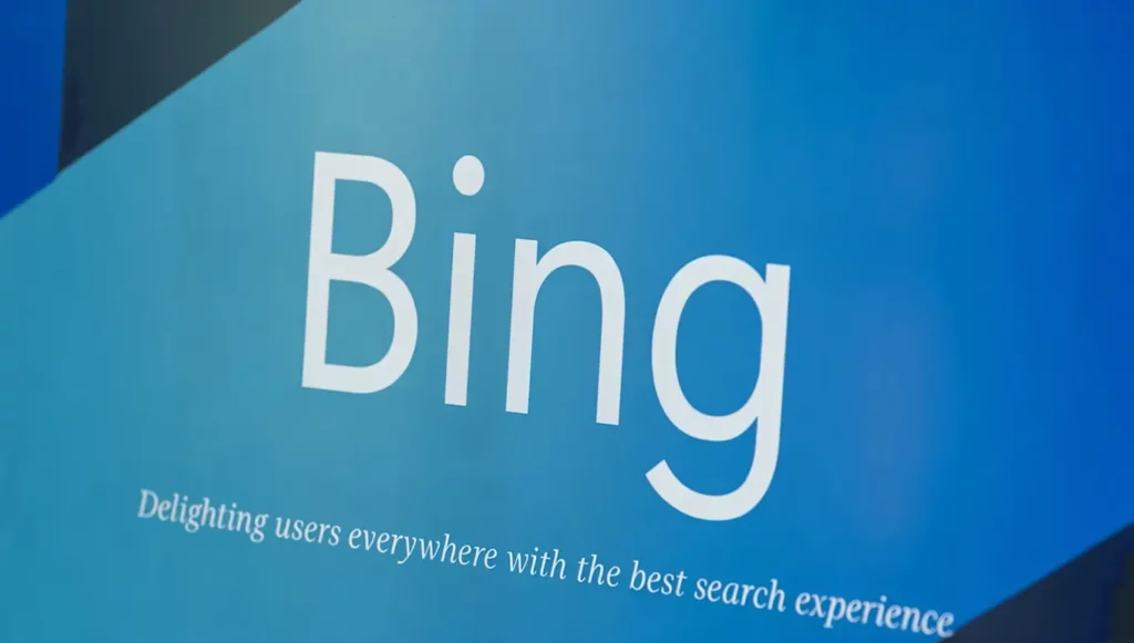 Logo de Bing sur un fond bleu, accompagné d'un slogan sur l'expérience de recherche optimale.