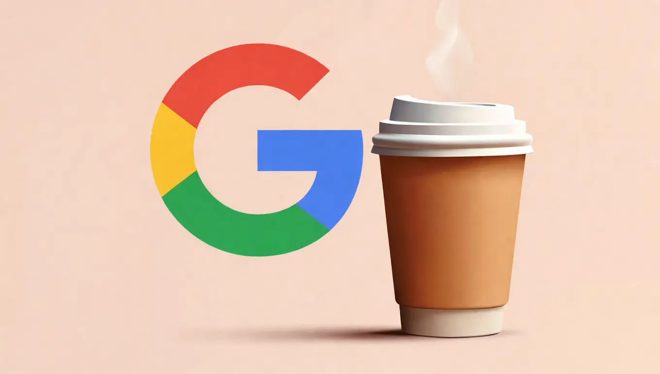 Tasse de café fumante à côté du logo coloré de Google sur fond beige.