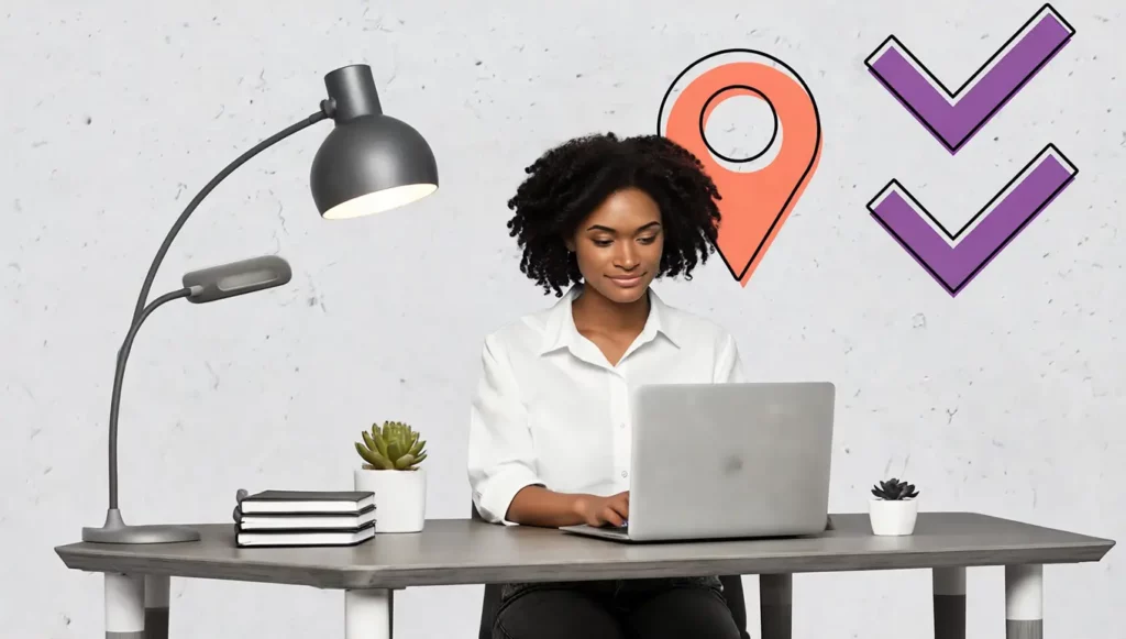 Femme avec des cheveux bouclés, travaillant sur un ordinateur portable à un bureau décoré de plantes et d'une lampe.