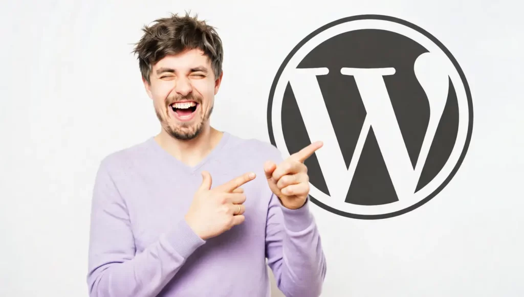 Homme riant en pull violet pointant vers le logo de WordPress sur fond blanc, illustrant la convivialité du CMS.